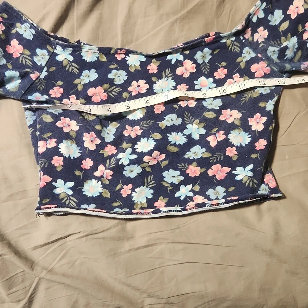FINAL SALE Hollister Navy floral crop top - Picture 12 of 13